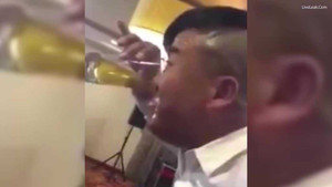 Clip: Thanh niên 'nốc cạn' 1 lít bia bằng mũi trong 15 giây