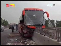 Clip: Xe khách bị chẻ đôi sau khi lao vào dải phân cách