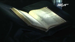 Cuốn sách đắt nhất thế giới giá hơn 1.000 tỷ đồng, phải soi gương mới đọc được