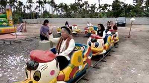 Clip các cụ bà 'xì tin' chơi tàu điện siêu đáng yêu đốn tim dân mạng