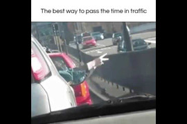 Cười 'té ghế' với trò tiêu khiển của các tài xế khi tắc đường