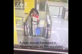 Phẫn nộ clip kẻ biến thái ngang nhiên quấy rối nữ lao công lớn tuổi giữa ga tàu