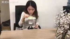 Clip: 'Thánh ăn' công sở tái xuất, hồn nhiên tự nổ bỏng ngô, xem phim Hàn trong giờ làm việc