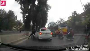 Clip: Tạt ẩu, xe máy đâm trúng đuôi taxi, ngã lăn ra đường
