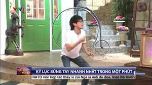 Clip: Chàng trai búng tay gần 300 lần/phút, phá kỷ lục thế giới