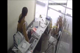 Clip: 'Nữ quái' đột nhập văn phòng, trộm laptop 'dễ như ăn kẹo'