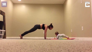 Clip: Bé 6 tháng tuổi tập yoga cùng mẹ siêu dễ thương