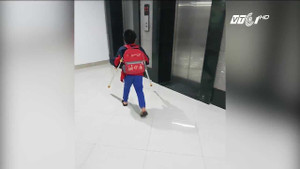 Học sinh gãy chân trong trường Nam Trung Yên đi học trở lại