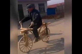 Clip: Cụ ông đi xe đạp gỗ tự chế gây 'sốt' cộng đồng mạng