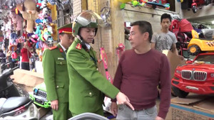 Video: Công an Hà Nội mạnh tay 'đòi lại' vỉa hè cho dân
