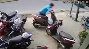 Clip: Quên rút chìa khóa, 'dâng' xe Lead cho trộm trong vài giây