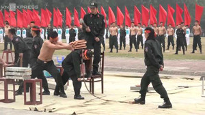 Clip: Nữ cảnh sát đặc nhiệm dùng yết hầu đè cong thanh sắt nhọn