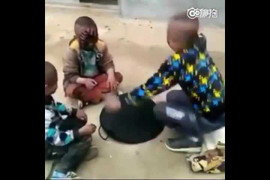 Clip: Trò chơi oẳn tù tì quệt nhọ nồi 'kinh điển' của tuổi thơ