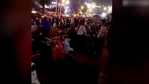 Cầu hôn giữa phố, chàng trai bị từ chối phũ phàng vì... nhà không có toilet