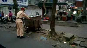Clip CSGT đẩy xe rác, dẹp gọn lòng đường trong chiều mưa rét