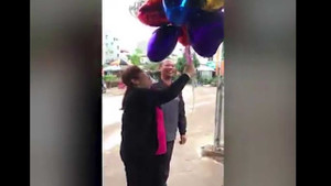 Người phụ nữ hạnh phúc được chồng tặng 41 quả bóng bay hình trái tim nhân ngày Quốc tế phụ nữ 8/3