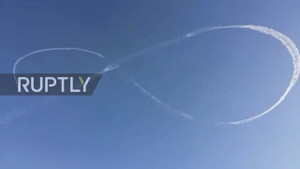 Mừng ngày Quốc tế Phụ nữ 2017, phi công bí ẩn vẽ hình số 8 bằng khói trên trời