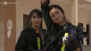 Video: Các nữ đặc nhiệm xinh đẹp đu dây leo tường, bắn súng thiện nghệ