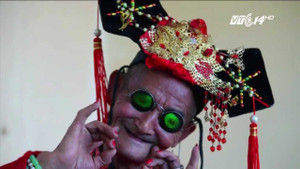 Cụ ông 74 tuổi giả gái diễn trò để làm vui lòng mẹ