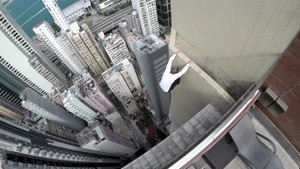 Thót tim xem chàng trai 'làm xiếc' trên nóc nhà chọc trời