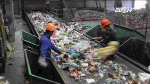 Sợ chồng bỏ, vợ bới tung 8 tấn rác để tìm lại nhẫn cưới kim cương