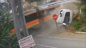 Liều lĩnh băng qua đường ngang, xe tải tan tành sau va chạm với tàu hỏa