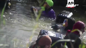 Ở nơi phụ nữ mò cá kiếm sống còn đàn ông ngủ cả ngày