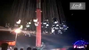 Kinh hãi khoảnh khắc sập đu quay, nhiều người rơi xuống đất