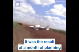 Clip: Cảnh sát Brazil liều mình lao ôtô vào máy bay chở ma túy sắp cất cánh