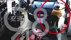 Trung Quốc: Mẹ vào xưởng ôtô sinh con trong 30 giây rồi bỏ đi
