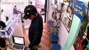 Giả làm khách hàng, trộm 2 iPhone 'nhanh như cắt' ngay trước mặt chủ