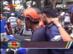 Video: Dân quăng ống nước quật ngã tên cướp thủ dao trong người ở Bình Dương