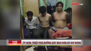 Đột kích nhà trọ, bắt quả tang 4 con nghiện 'phê' ma túy đá và nhiều vũ khí