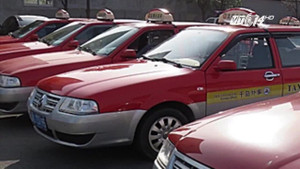 Cô gái thuê 900 taxi xếp hàng cầu hôn bạn trai