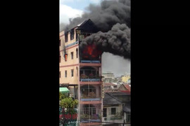 Clip: Lửa ngùn ngụt ngay sát chợ hóa chất Kim Biên ở Sài Gòn