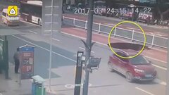 Clip: Hố tử thần đột ngột há miệng, suýt nuốt chửng xe buýt trên đường