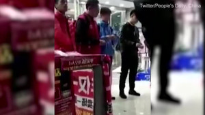 Sếp bắt nhân viên tự tay xé tiền kiếm được vì làm việc kém