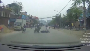 Clip: Cái kết 'đắng' cho cô gái vừa lái xe vừa đút tay vào túi áo