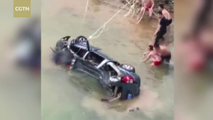 Ô tô đâm xuyên lan can cầu cao 20 m, lao xuống sông, 8 người chết thảm