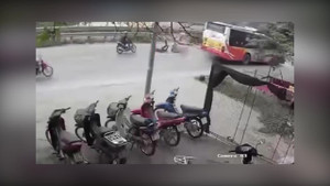 Nghênh ngang phóng nhanh, vượt ẩu, nam thanh niên ngất xỉu cạnh xe buýt