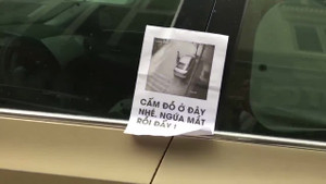 Chủ nhà bức xúc viết 'Ngứa mắt rồi đấy' lên ô tô đỗ chắn ngang cửa