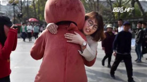 Người cha bán cái ôm kiếm tiền chữa bệnh cho con gây xúc động mạnh