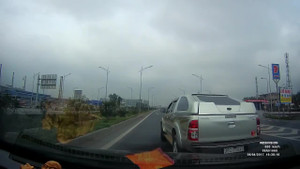 Clip ô tô đột ngột dừng, lùi trên cao tốc khiến người xem ức chế