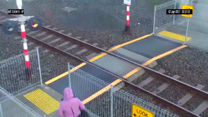 Tạt đầu tàu hỏa, người phụ nữ thoát chết thần kỳ