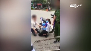 Nam thanh niên quỳ gối xin CSGT cho bạn gái