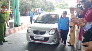 Tài xế tiếp tục mang tiền lẻ mua vé qua trạm BOT Bến Thủy