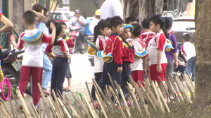 Phản ứng của người dân khi thấy 'bẫy chông' ở vườn hoa Hà Nội