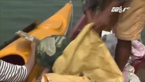 Khách tây bỏ tiền để được chèo thuyền vớt rác trên sông ở Hội An