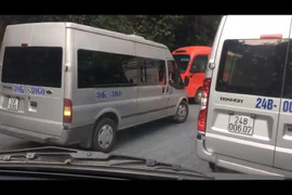 Lấn làn trắng trợn trên đường đèo, ô tô du lịch bị xe khách cảnh cáo