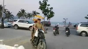 Video: 2 cha con đội khay bánh đi xe máy như diễn xiếc ở Đà Nẵng